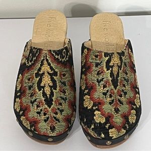 Five Worlds Zander Black Tapestry Leather Wooden Clogs